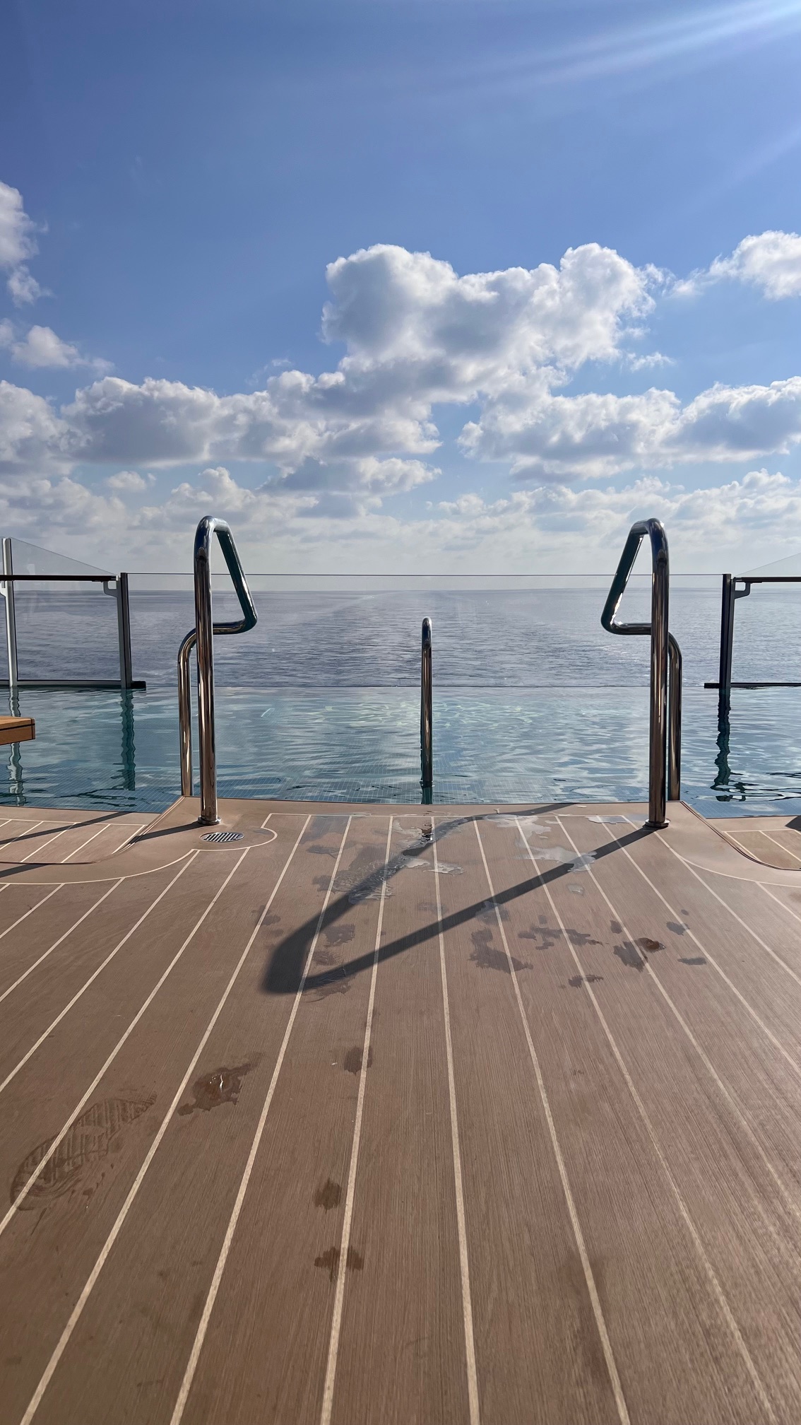 Exklusiver Infinity-Pool am Heck eines luxuriösen Kreuzfahrtschiffes Explora mit direktem Blick auf das endlose Meer. Die glitzernde Wasseroberfläche verschmilzt mit dem Horizont und lädt zu purem Luxus und grenzenloser Entspannung ein. Perfekt für anspruchsvolle Reisende, die auf einer Luxuskreuzfahrt das ultimative Wohlfühlerlebnis genießen möchten. Gerlingen Stuttgart