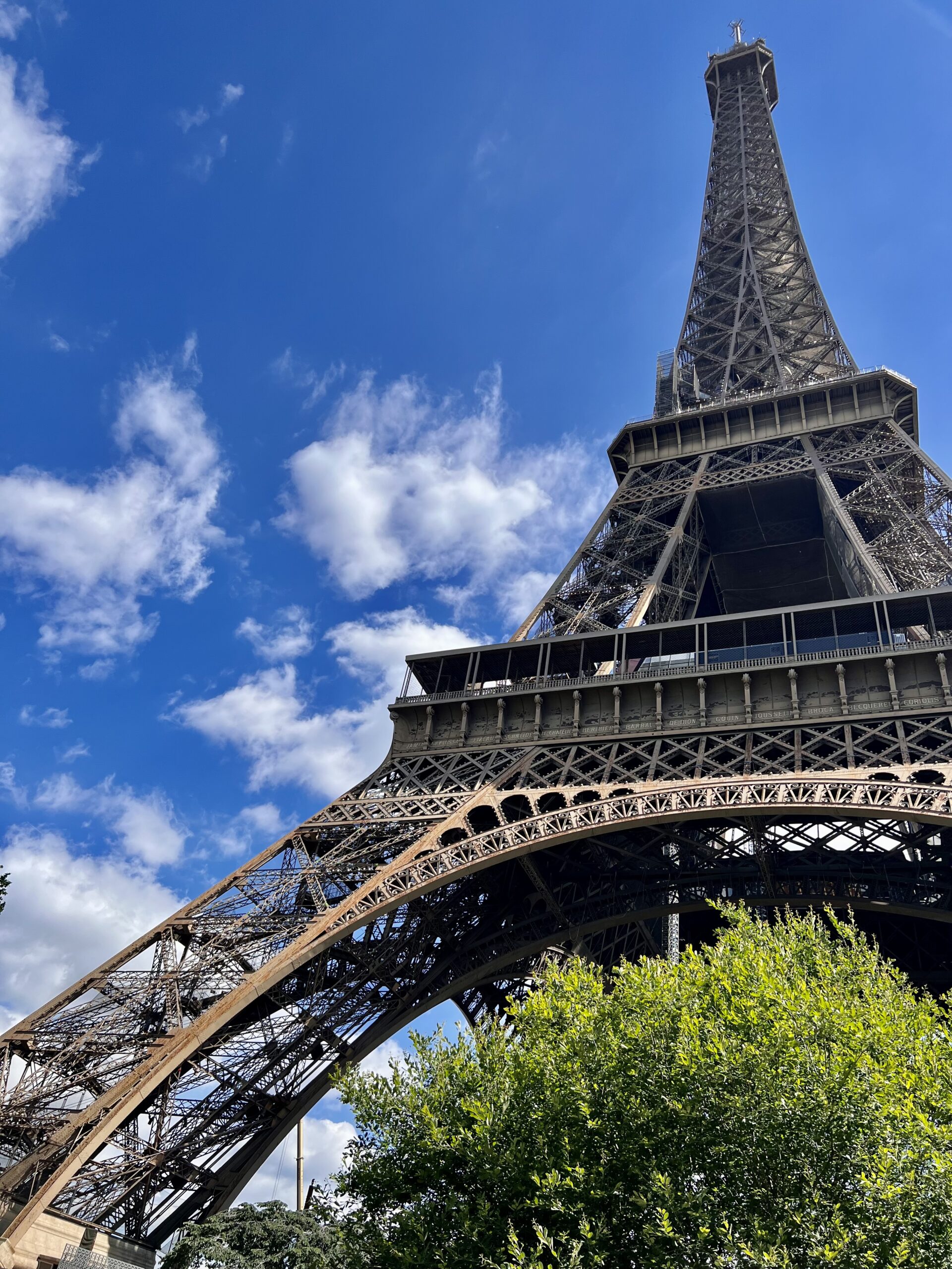 Der Eiffelturm in Paris, das weltberühmte Wahrzeichen Frankreichs, erstrahlt vor einer malerischen Kulisse. Ein unvergessliches Reiseziel für Romantik, Luxusreisen und kulturelle Entdeckungen. Perfekt für einen exklusiven Städtetrip mit Gourmet-Erlebnissen, Shopping und Sightseeing in der Stadt der Liebe.