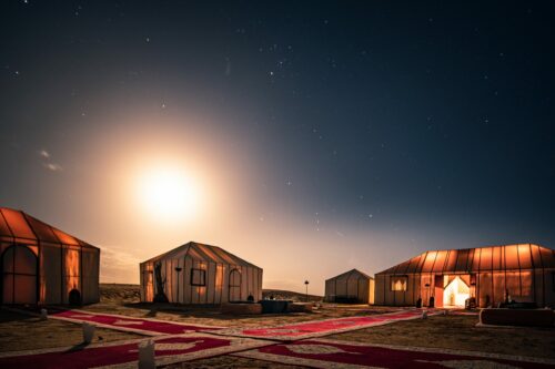 Luxuriöses Wüstencamp in Marokko mit stilvollen Zelten, eingebettet in die goldenen Sanddünen der Sahara. Dieses einzigartige Marokko-Abenteuer verbindet authentische Wüstenerlebnisse mit exklusivem Komfort und lädt zu unvergesslichen Momenten unter dem Sternenhimmel ein – perfekt für anspruchsvolle Reisende. Top Reisebüro mhs reisen in Gerlinegn und Stuttagrt.