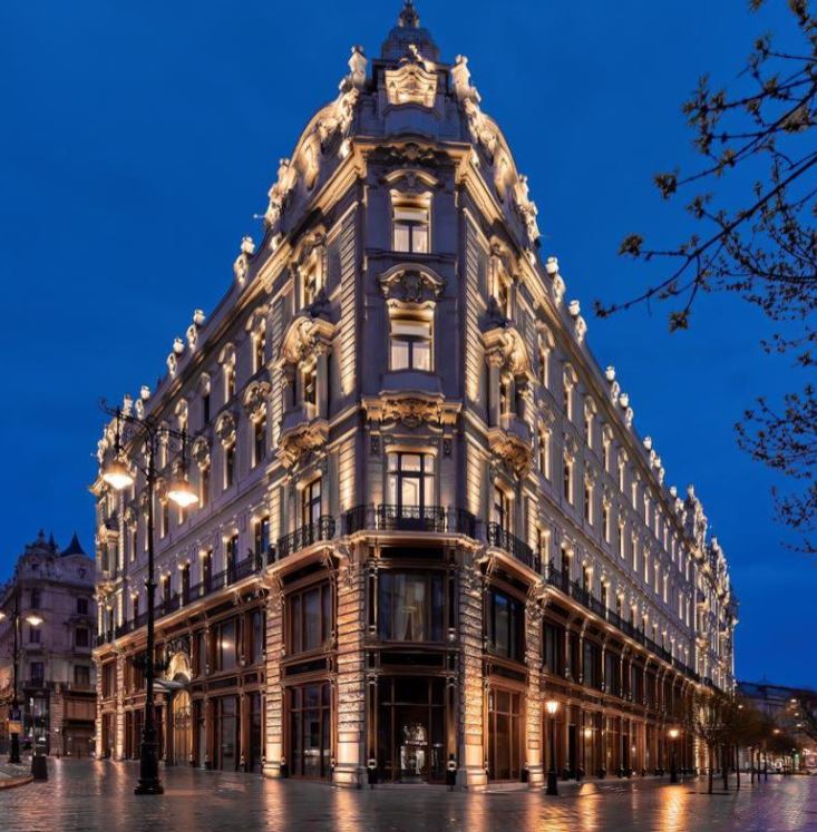 Das prachtvolle Matild Palace in Budapest bei Abenddämmerung, eindrucksvoll beleuchtet und mit Blick auf die historische Architektur der ungarischen Hauptstadt. Ein luxuriöses 5-Sterne-Hotel, das Geschichte, Eleganz und moderne Gastfreundschaft vereint – perfekt für exklusive Städtereisen, Kulturliebhaber und Luxusreisende. Buchbar Gelingen und Stuttgart Ostend. Städtereisen