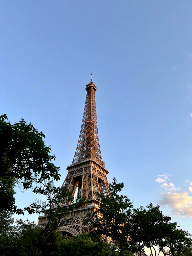 Der Eiffelturm in Paris, das weltberühmte Wahrzeichen Frankreichs, erstrahlt vor einer malerischen Kulisse. Ein unvergessliches Reiseziel für Romantik, Luxusreisen und kulturelle Entdeckungen. Perfekt für einen exklusiven Städtetrip mit Gourmet-Erlebnissen, Shopping und Sightseeing in der Stadt der Liebe.