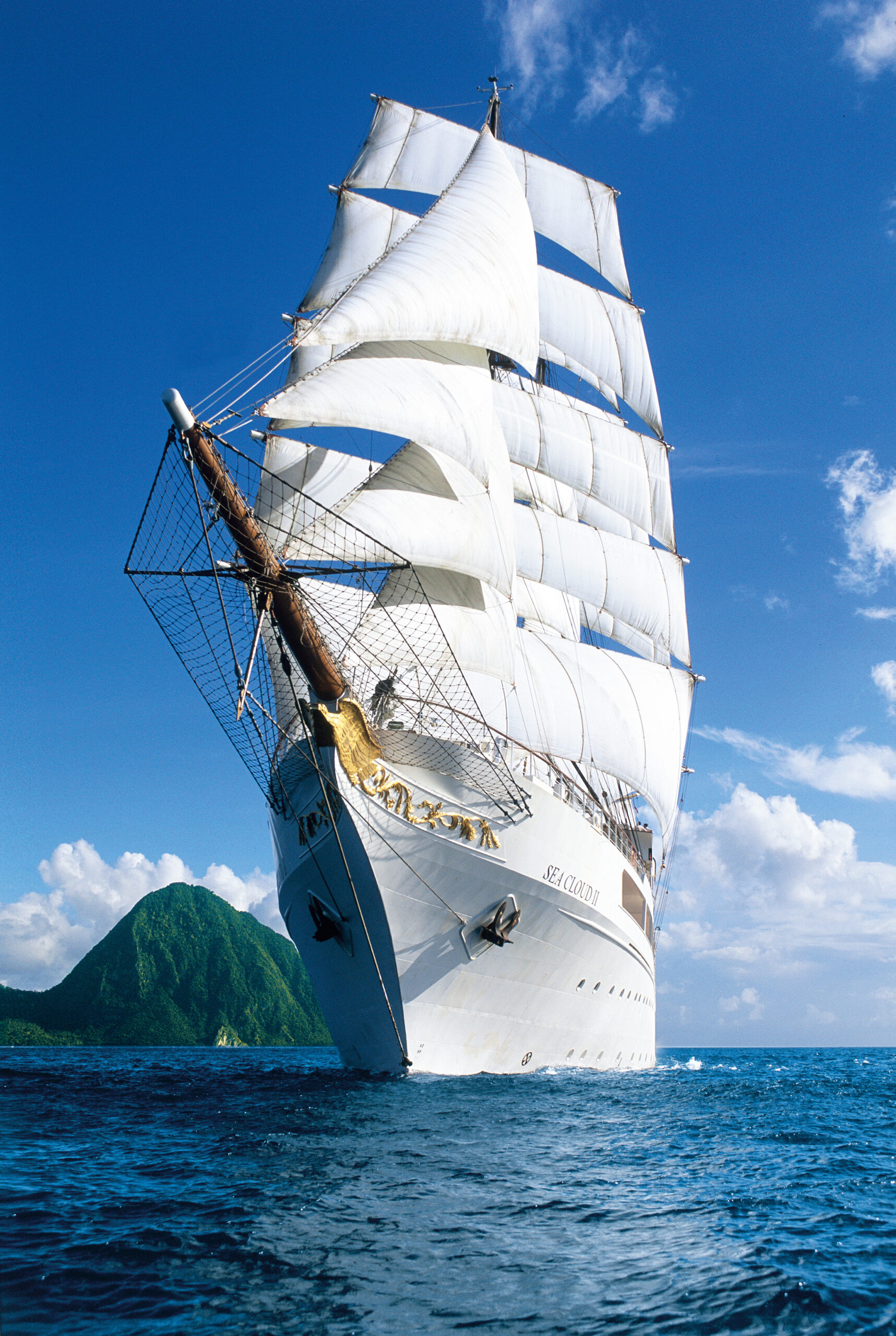 Die majestätische Sea Cloud, ein luxuriöser Segelkreuzer, segelt auf ruhigem, türkisblauem Meer unter einem strahlend blauen Himmel. Mit ihren eleganten weißen Segeln und zeitloser Schönheit verkörpert sie das ultimative Erlebnis von Luxus und Freiheit auf hoher See – ein Traum für exklusive Reisen und Entspannung. Gerlingen TOP Reisebüro, Stuttgart jetzt buchen!