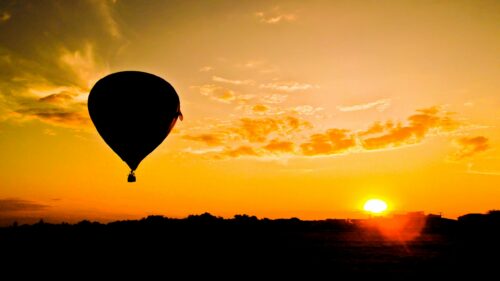 Magischer Sonnenaufgang über Kappadokien mit unzähligen Heißluftballons, die sanft über die einzigartigen Felsformationen schweben. Eine atemberaubende Kulisse für unvergessliche Luxusreisen und Bucket-List-Erlebnisse in der Türkei. Perfekt für Abenteurer, die das spektakuläre Panorama und die Romantik einer Heißluftballonfahrt genießen möchten.