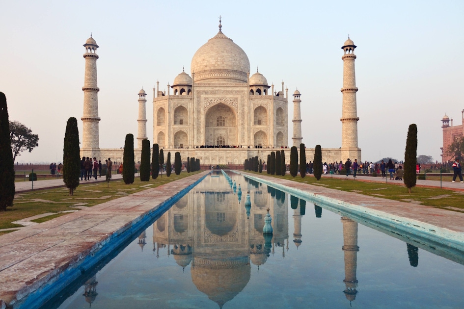 Das Bild zeigt das Taj Mahal, eines der bekanntesten Wahrzeichen Indiens. Es befindet sich in Agra, Bundesstaat Uttar Pradesh, und ist ein UNESCO-Weltkulturerbe. Das Taj Mahal wurde im 17. Jahrhundert von Mughal-Kaiser Shah Jahan als Mausoleum für seine geliebte Frau Mumtaz Mahal erbaut. Es ist berühmt für seine beeindruckende Marmorarchitektur und seine kunstvollen Verzierungen.