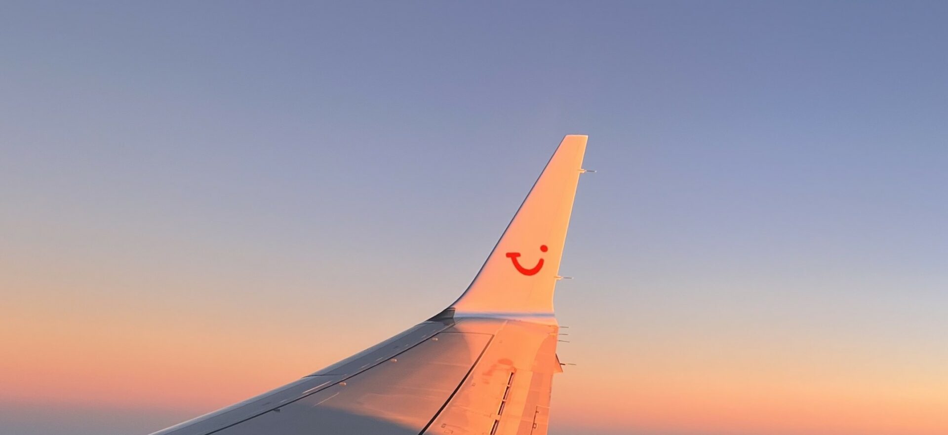 TUI fly Boeing 737 Flügelaufnahme während des Fluges, mit Blick auf den Himmel und die darunterliegende Landschaft. Perfekte Perspektive für Luftfahrt-Enthusiasten, Piloten und Reisende, die die Faszination des Fliegens und die Schönheit der Luftfahrt genießen. Gerlingen: Stuttgart bestes Reisebüro