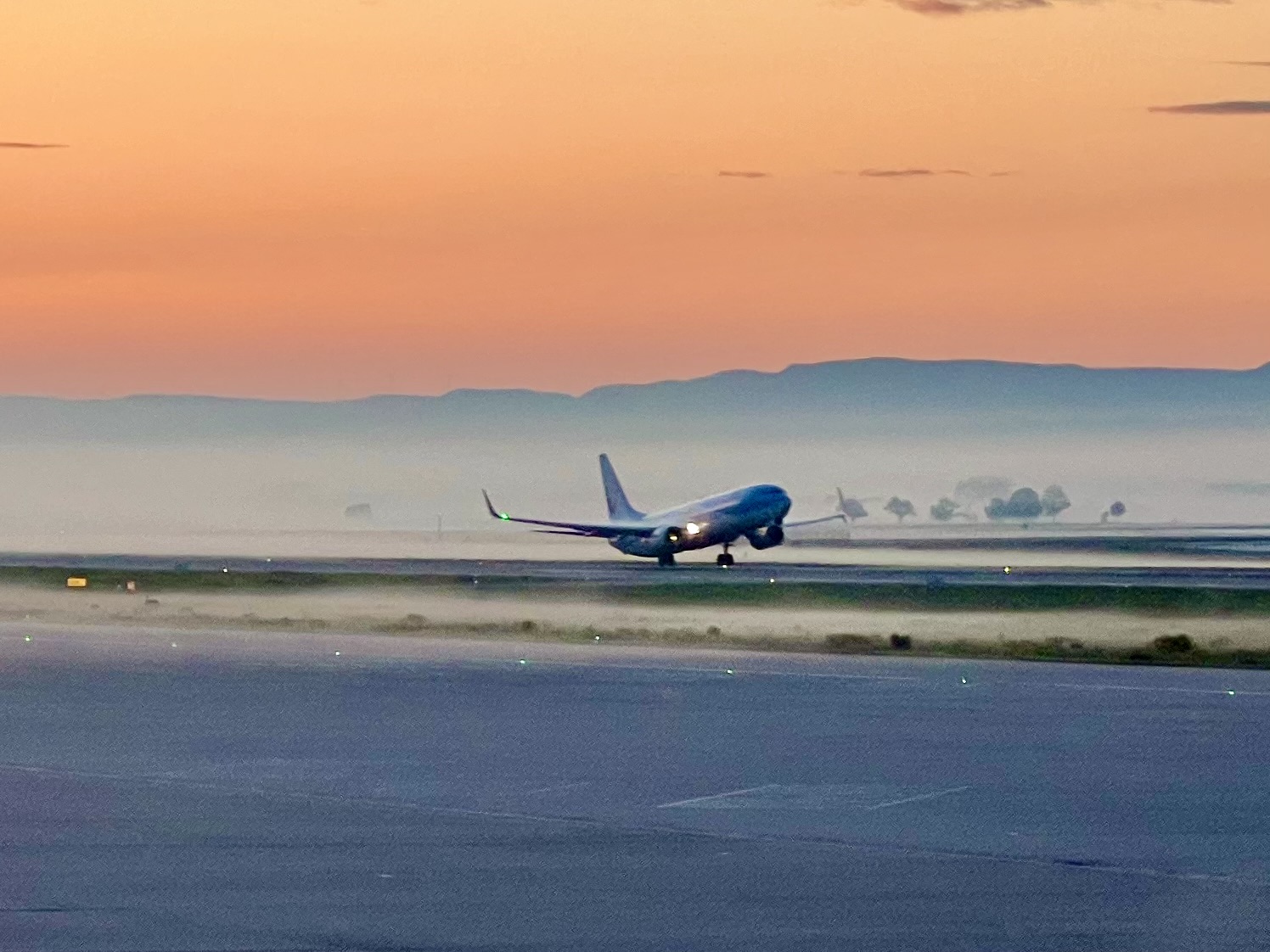 Flugzeug hebt in STR ab in den Süden. Nebel im Hinterrud.