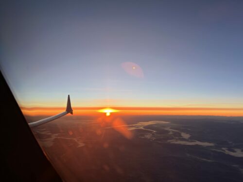 Spektakulärer Sonnenaufgang über den Wolken, aufgenommen aus dem Cockpit eines TUI fly-Flugzeugs. Der Blick über den Flügel auf die leuchtende Morgendämmerung schafft eine atemberaubende Kulisse für Piloten und Reisende gleichermaßen. Perfekt für alle, die die Faszination des Fliegens, Aviation-Photography und unvergessliche Flugmomente lieben. Ditzingen, gerlingen, Stuttgart Top Reisebüro, buchen.